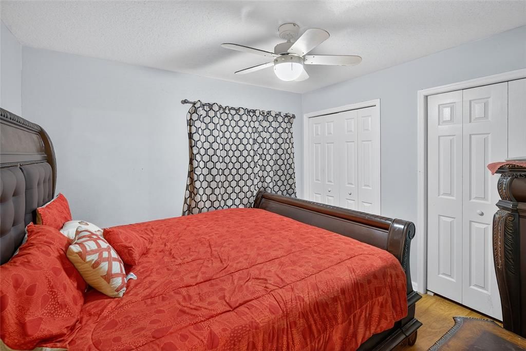 合同活跃: $449,990 (4 贝兹, 2 浴室, 2416 平方英尺)