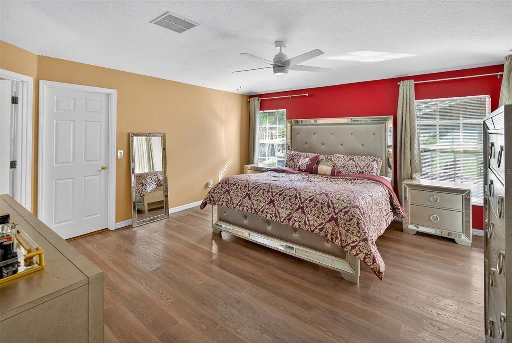 合同活跃: $449,990 (4 贝兹, 2 浴室, 2416 平方英尺)