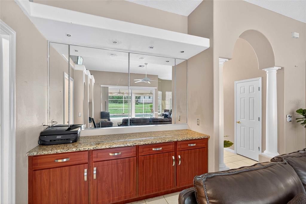 合同活跃: $449,990 (4 贝兹, 2 浴室, 2416 平方英尺)