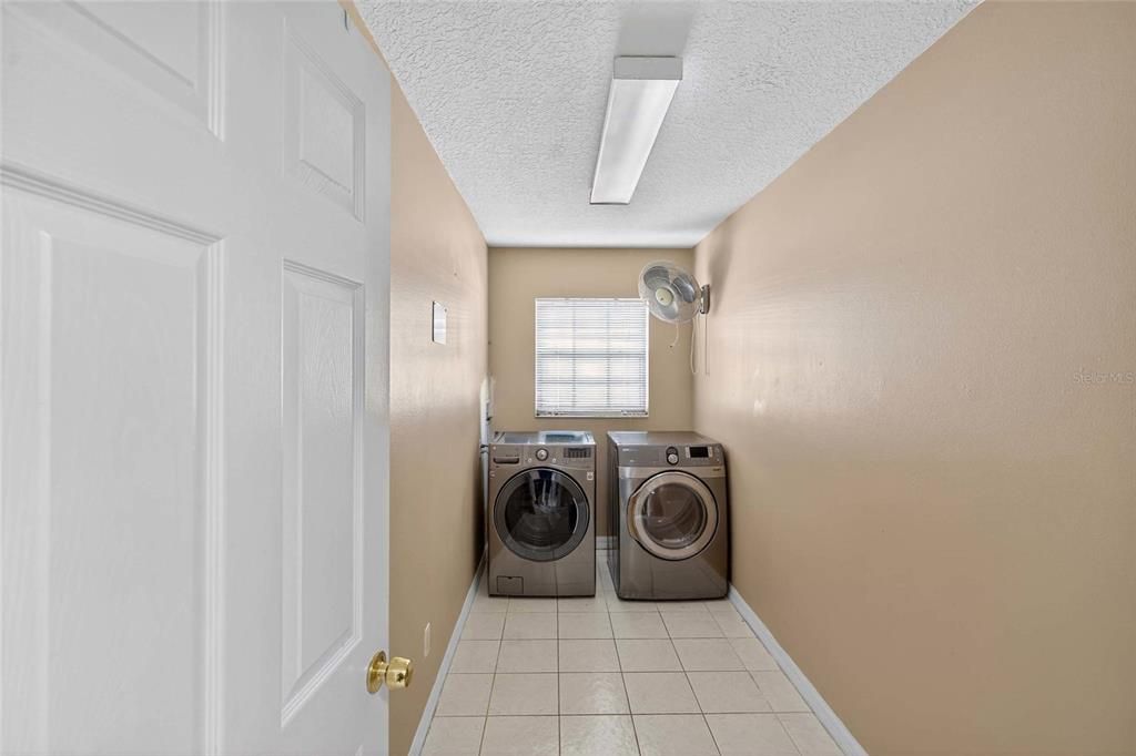 合同活跃: $449,990 (4 贝兹, 2 浴室, 2416 平方英尺)