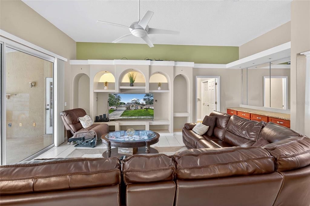 合同活跃: $449,990 (4 贝兹, 2 浴室, 2416 平方英尺)