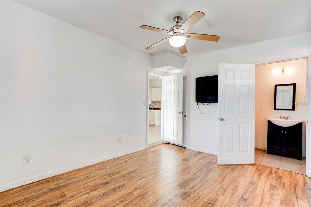Active With Contract: $145,000 (3 beds, 1 baths, 1115 Square Feet)