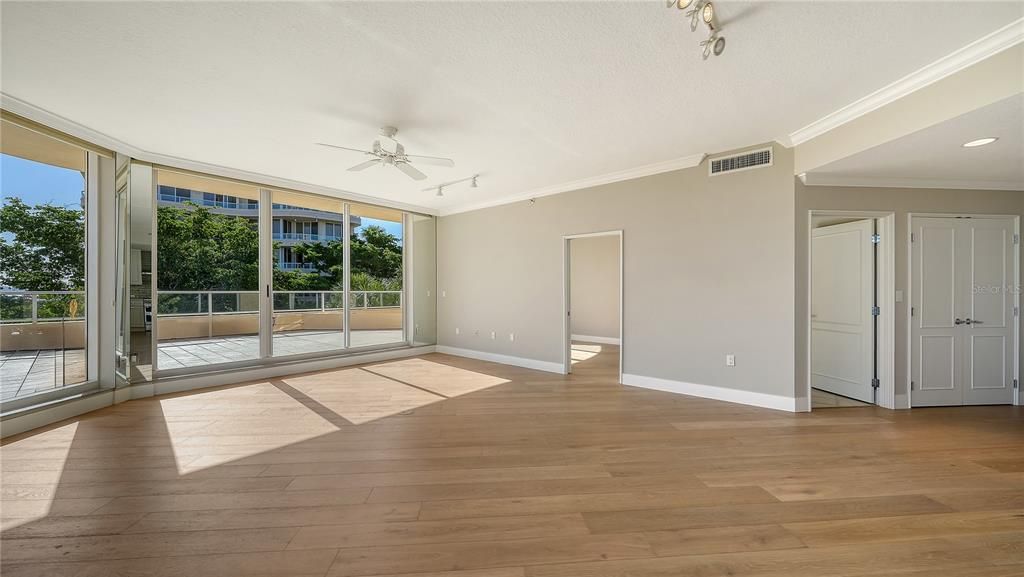 Под контрактом: $939,000 (2 спален, 2 ванн, 1380 Квадратных фут)