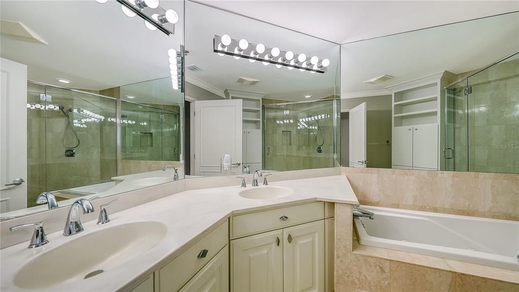 Под контрактом: $939,000 (2 спален, 2 ванн, 1380 Квадратных фут)