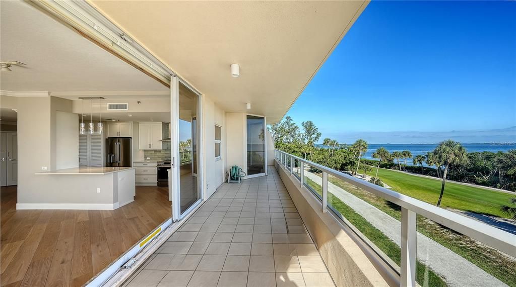 Под контрактом: $939,000 (2 спален, 2 ванн, 1380 Квадратных фут)