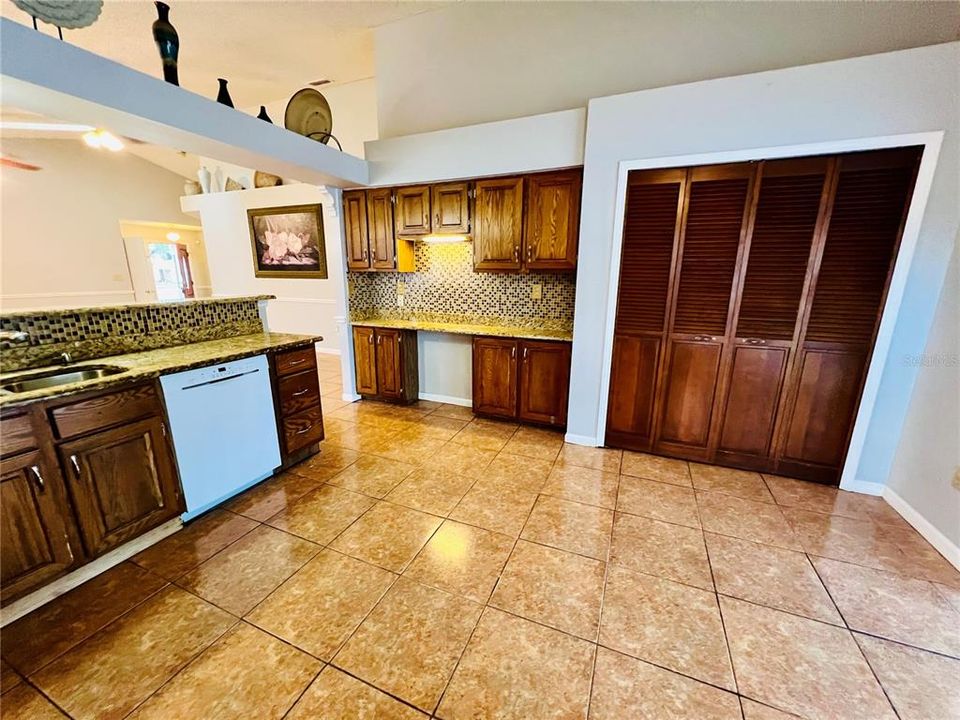 Active With Contract: $330,000 (3 beds, 3 baths, 1632 Square Feet)