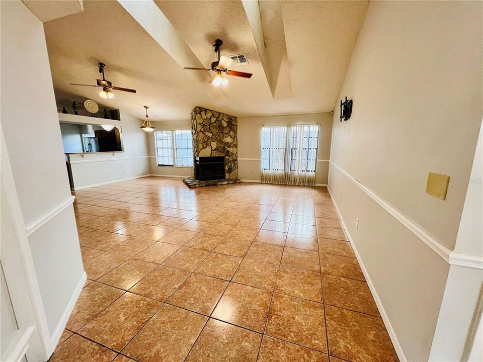 Active With Contract: $330,000 (3 beds, 3 baths, 1632 Square Feet)