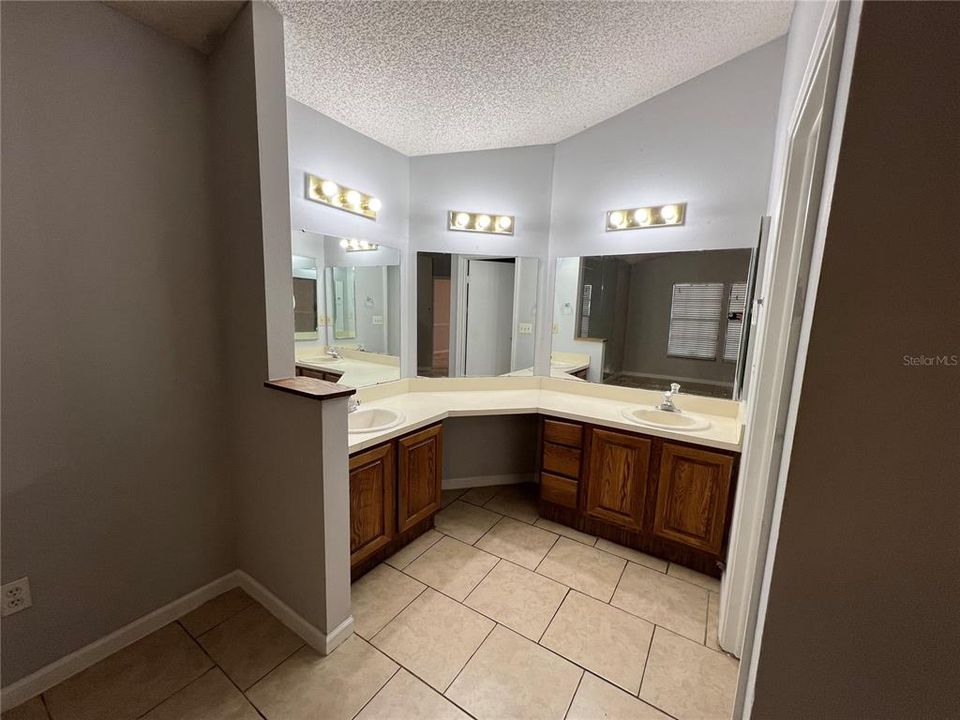 Active With Contract: $330,000 (3 beds, 3 baths, 1632 Square Feet)