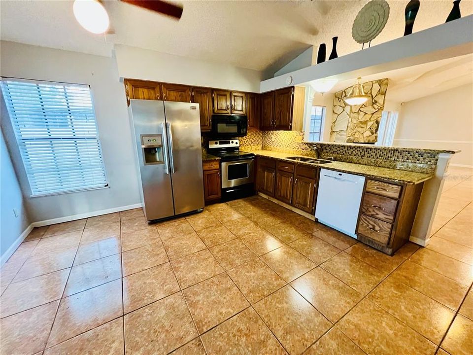 Active With Contract: $330,000 (3 beds, 3 baths, 1632 Square Feet)