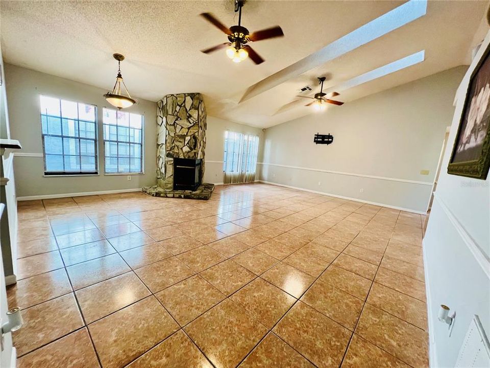 Active With Contract: $330,000 (3 beds, 3 baths, 1632 Square Feet)