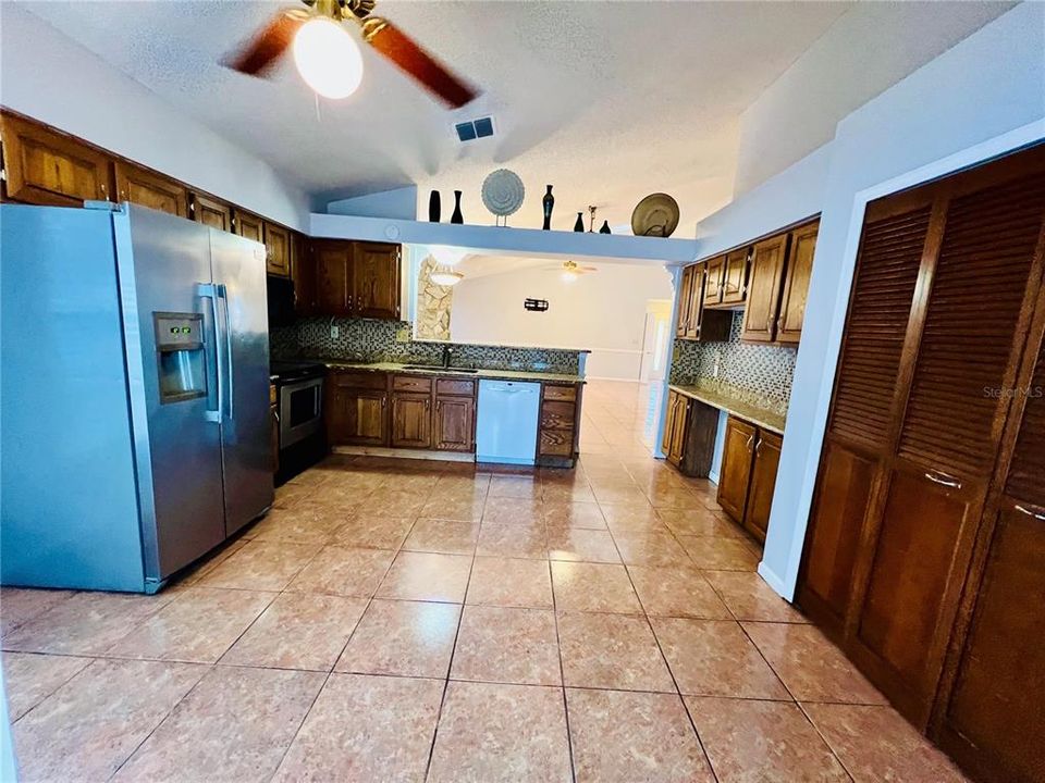 Active With Contract: $330,000 (3 beds, 3 baths, 1632 Square Feet)