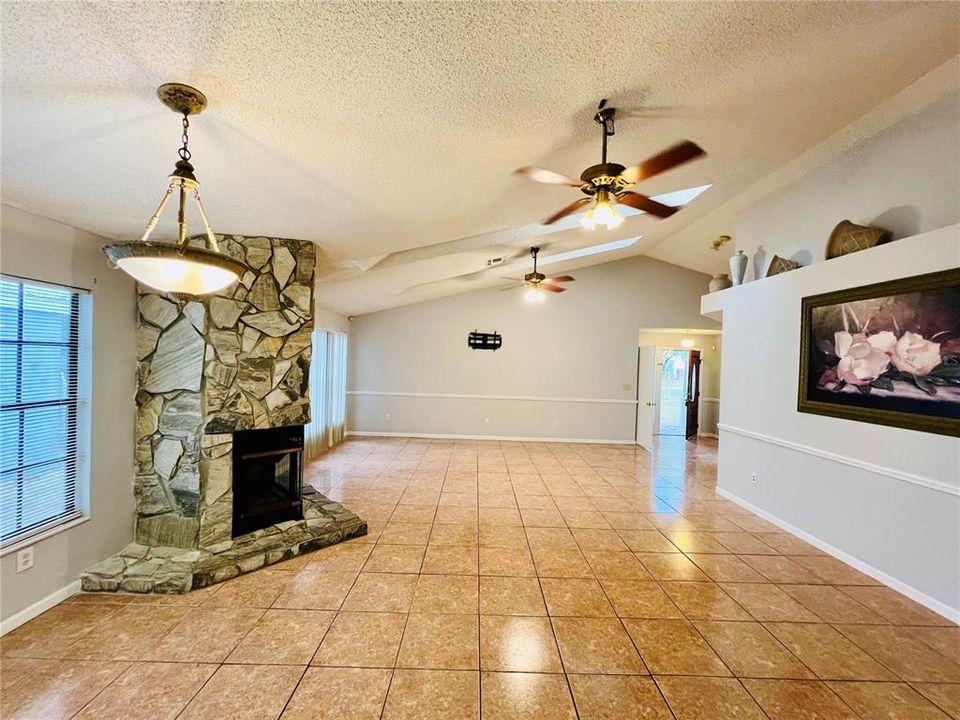 Active With Contract: $330,000 (3 beds, 3 baths, 1632 Square Feet)