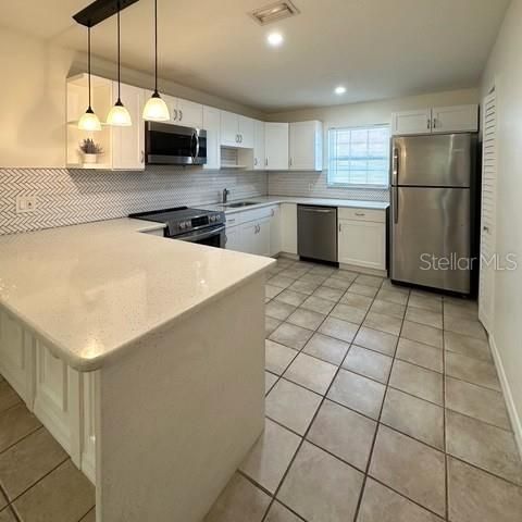 For Rent: $1,650 (2 beds, 1 baths, 920 Square Feet)