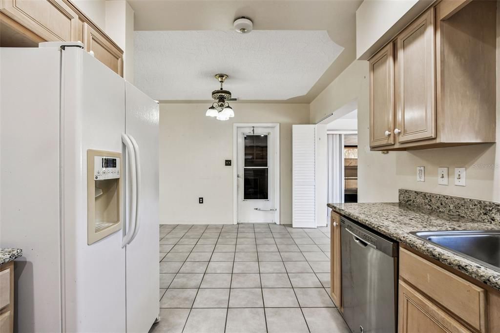 Active With Contract: $299,900 (2 beds, 2 baths, 1204 Square Feet)