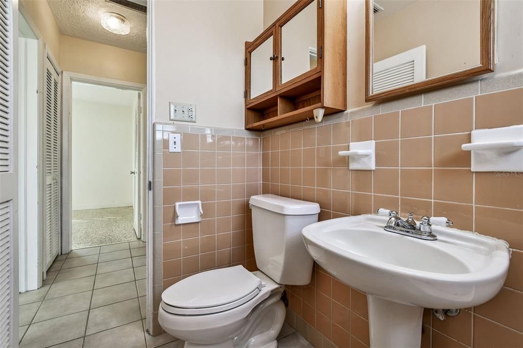 Active With Contract: $299,900 (2 beds, 2 baths, 1204 Square Feet)