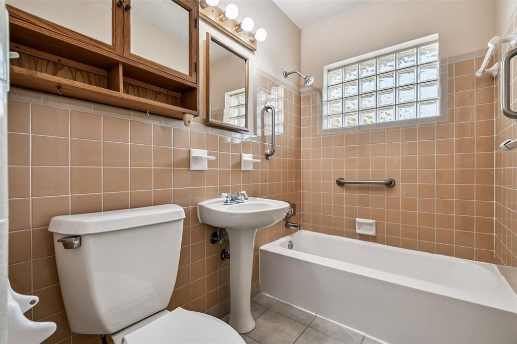 Active With Contract: $299,900 (2 beds, 2 baths, 1204 Square Feet)