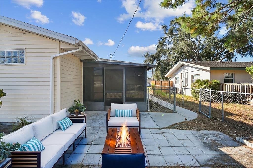 Active With Contract: $299,900 (2 beds, 2 baths, 1204 Square Feet)