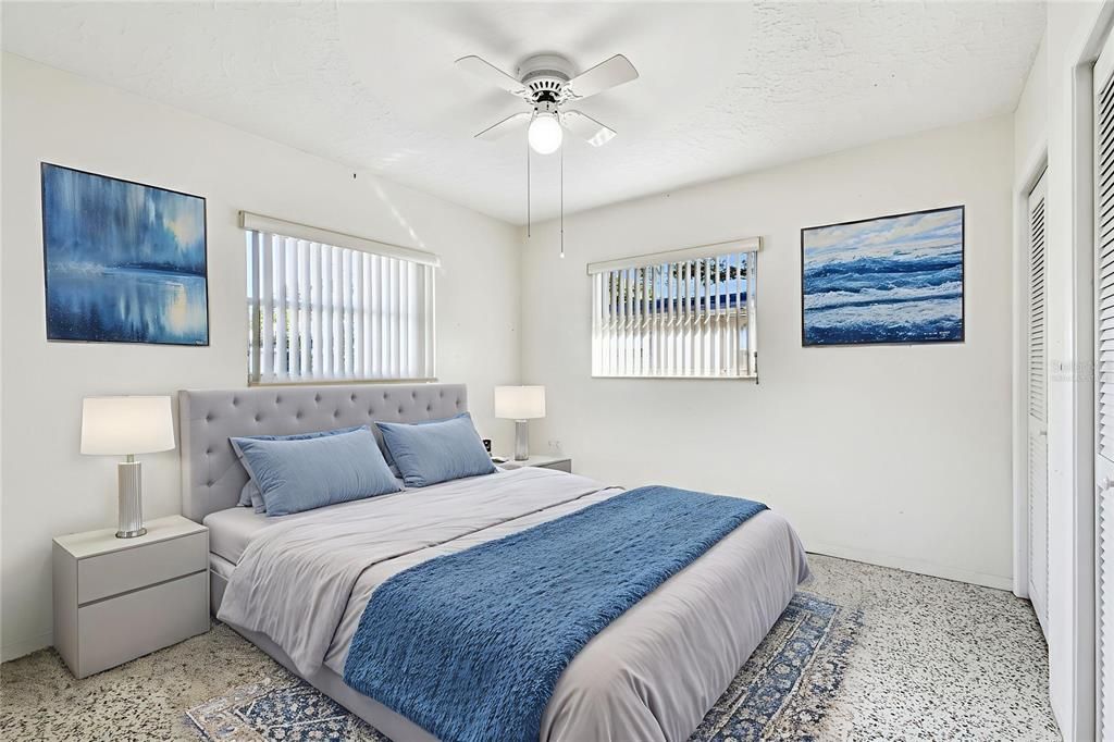 Active With Contract: $299,900 (2 beds, 2 baths, 1204 Square Feet)