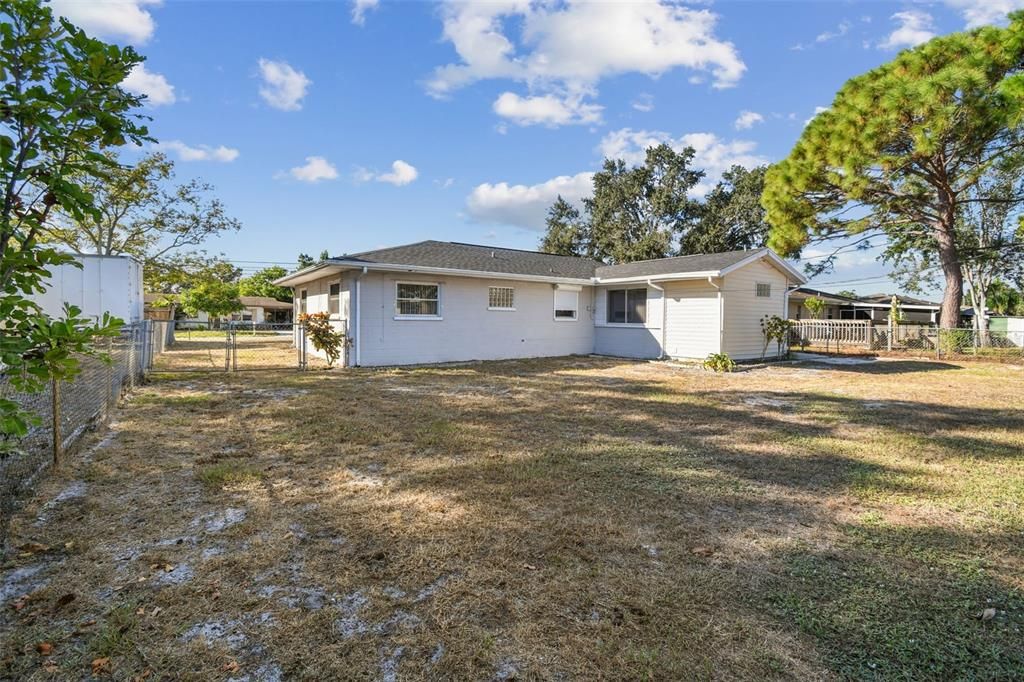 Active With Contract: $299,900 (2 beds, 2 baths, 1204 Square Feet)