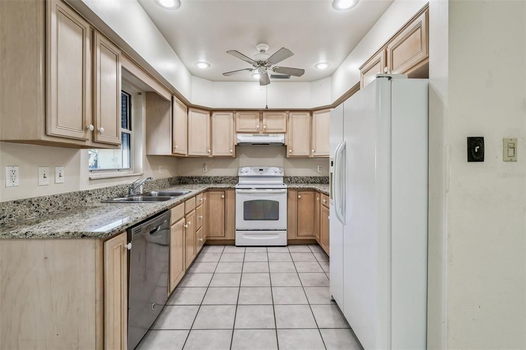 Active With Contract: $299,900 (2 beds, 2 baths, 1204 Square Feet)