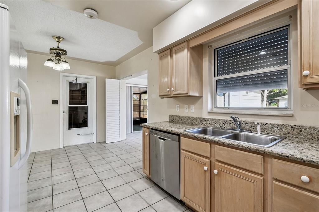 Active With Contract: $299,900 (2 beds, 2 baths, 1204 Square Feet)