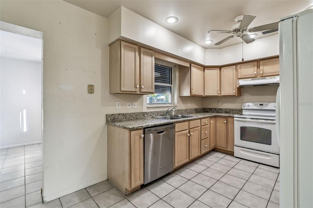 Active With Contract: $299,900 (2 beds, 2 baths, 1204 Square Feet)