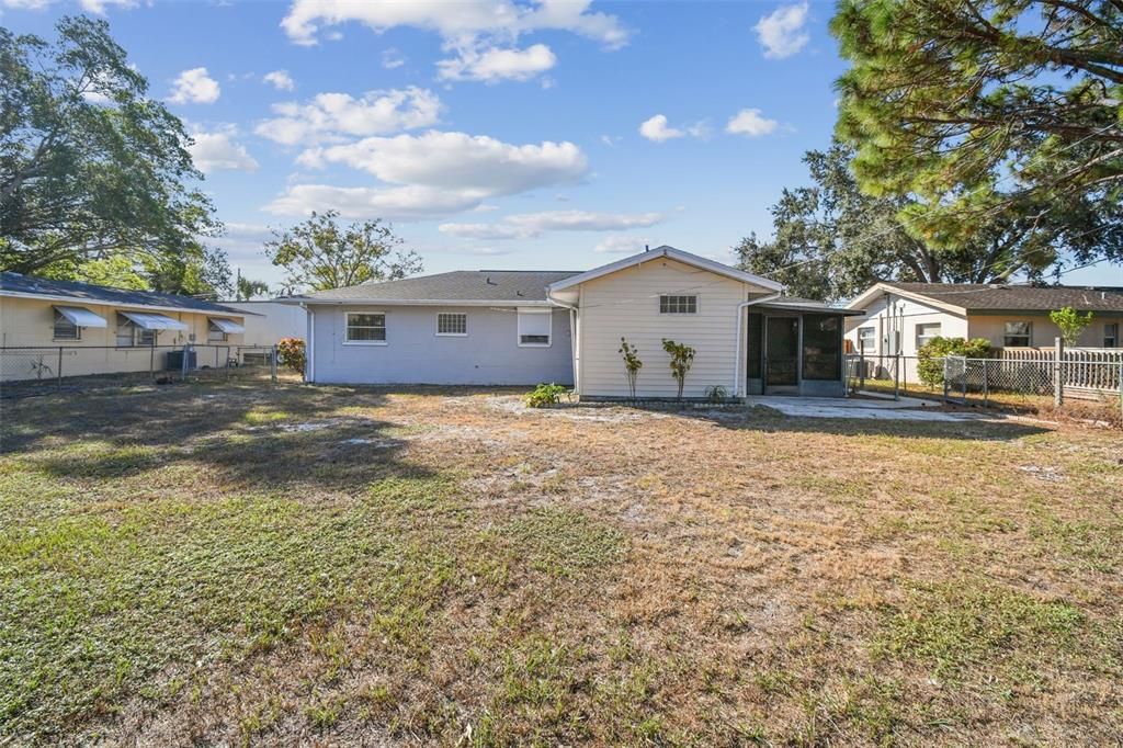 Active With Contract: $299,900 (2 beds, 2 baths, 1204 Square Feet)