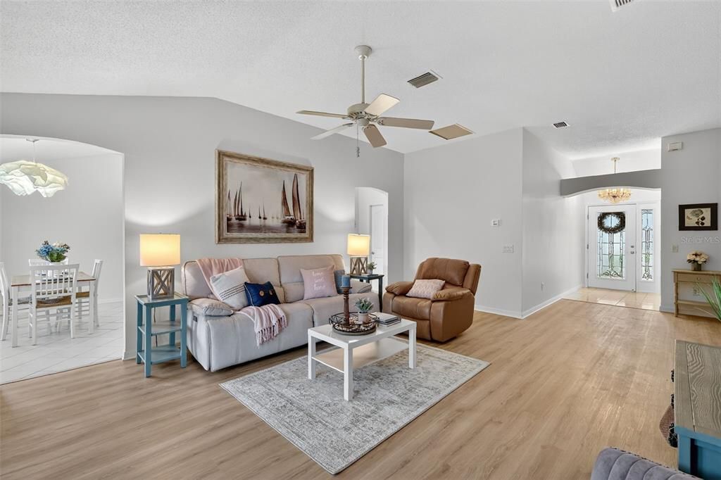 En Venta: $319,000 (3 camas, 2 baños, 1512 Pies cuadrados)