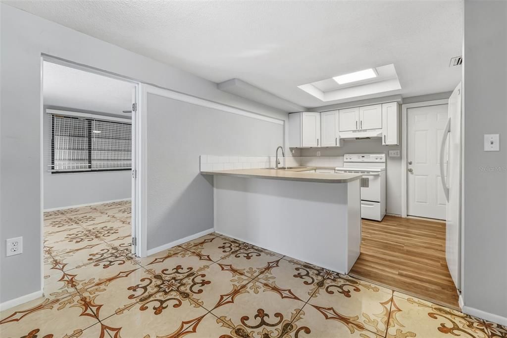 Active With Contract: $1,495 (3 beds, 2 baths, 1263 Square Feet)