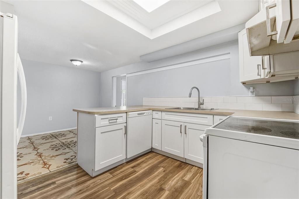Active With Contract: $1,495 (3 beds, 2 baths, 1263 Square Feet)