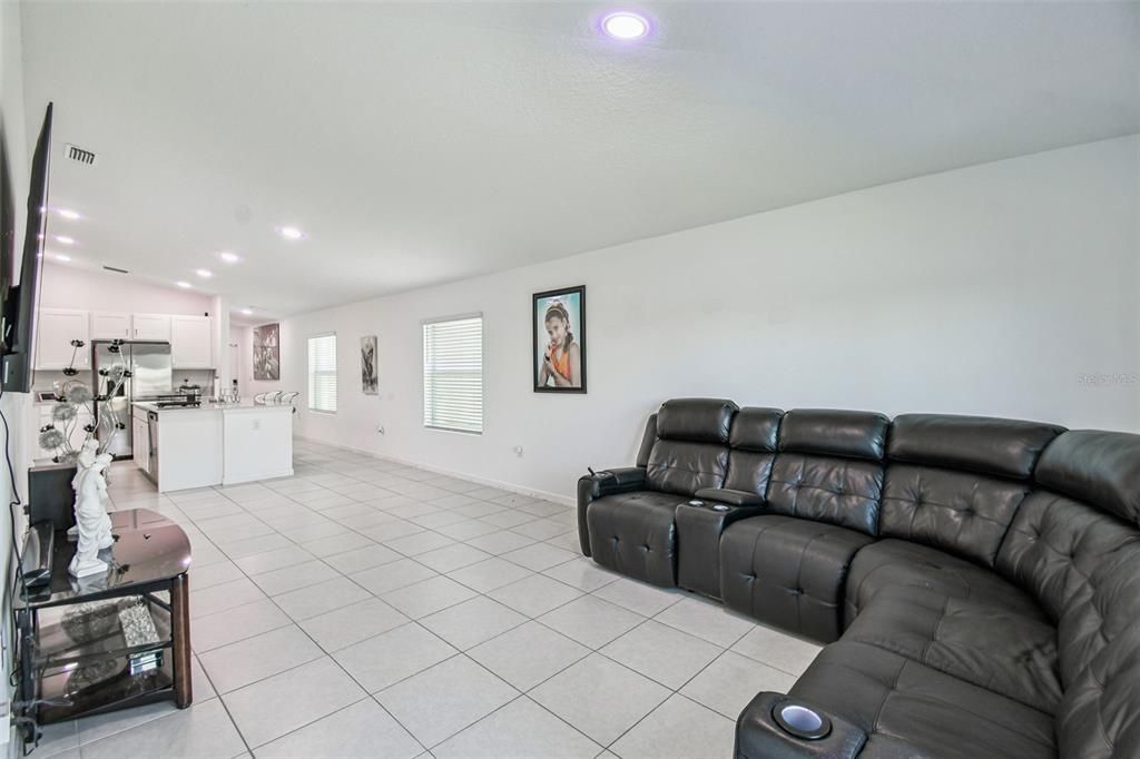 待售: $299,900 (3 贝兹, 2 浴室, 1451 平方英尺)