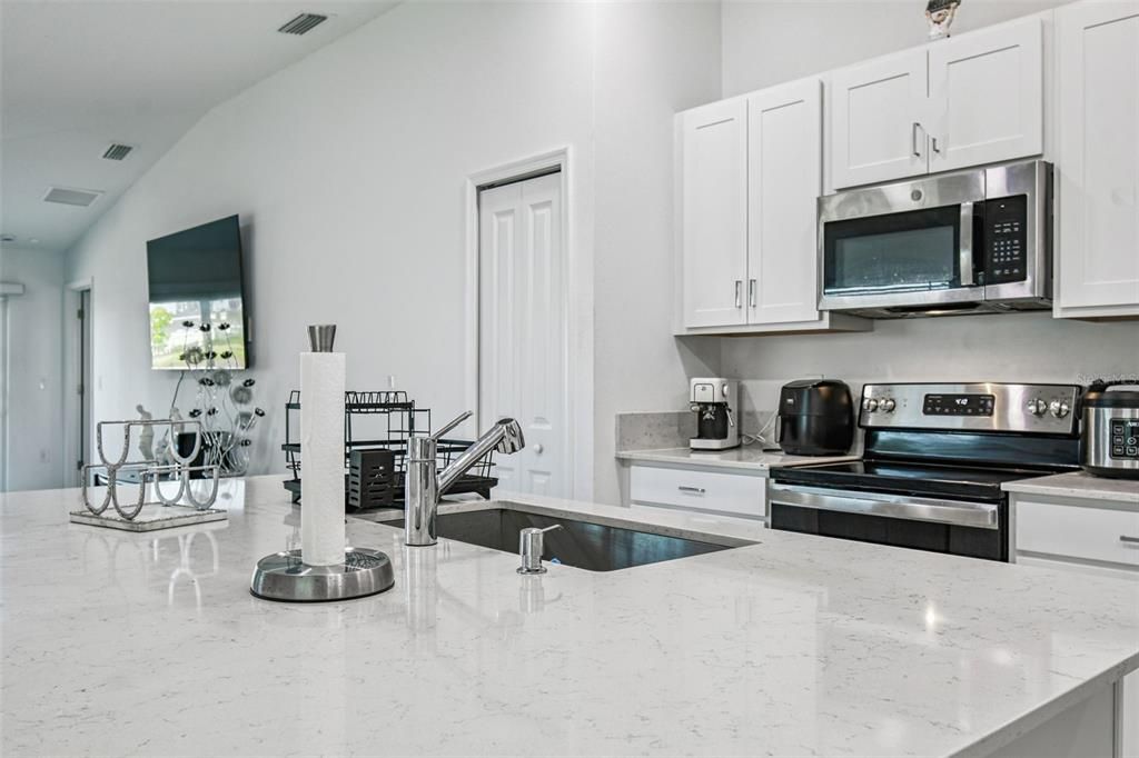 待售: $299,900 (3 贝兹, 2 浴室, 1451 平方英尺)