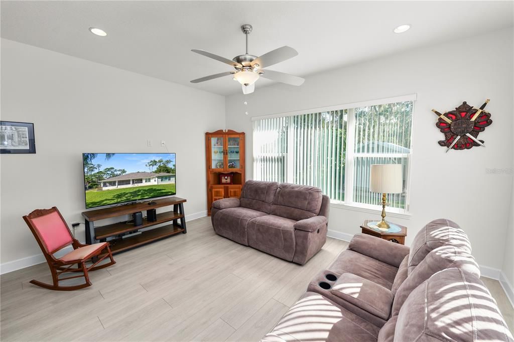 Active With Contract: $610,000 (4 beds, 3 baths, 2586 Square Feet)