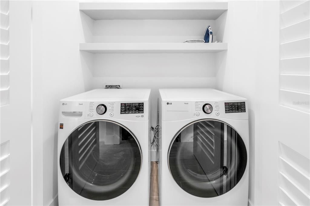 Active With Contract: $5,000,000 (6 beds, 6 baths, 3279 Square Feet)