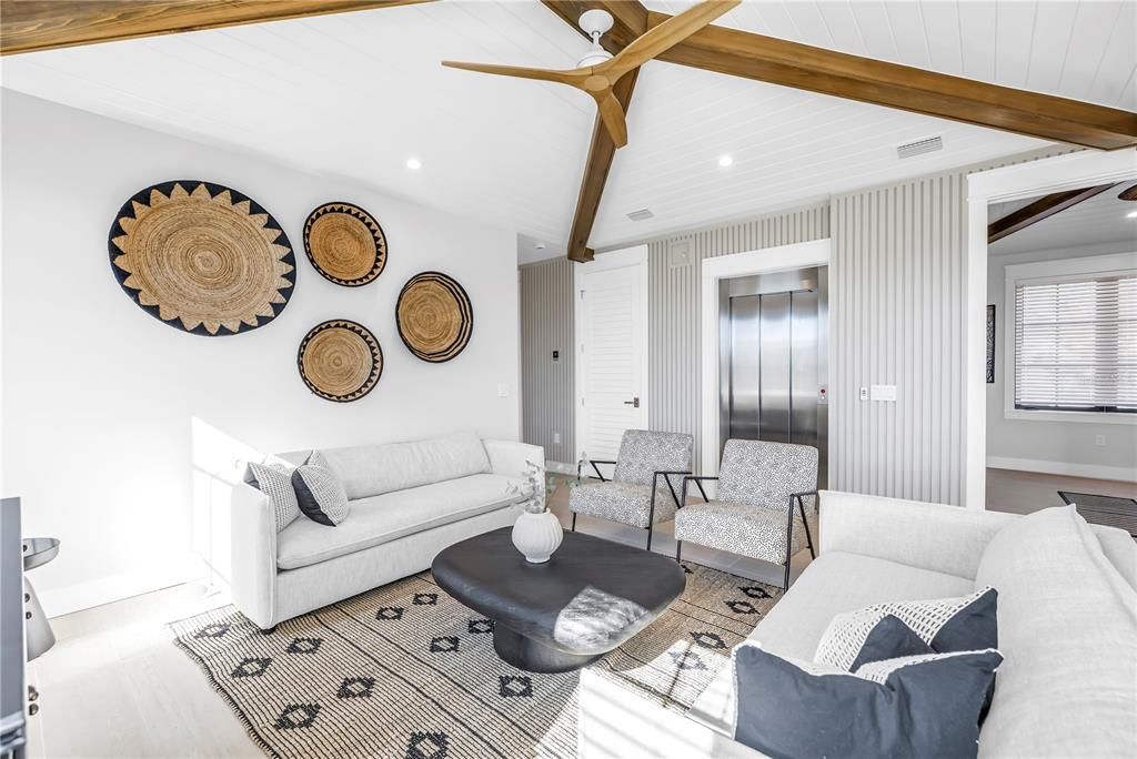 Active With Contract: $5,000,000 (6 beds, 6 baths, 3279 Square Feet)