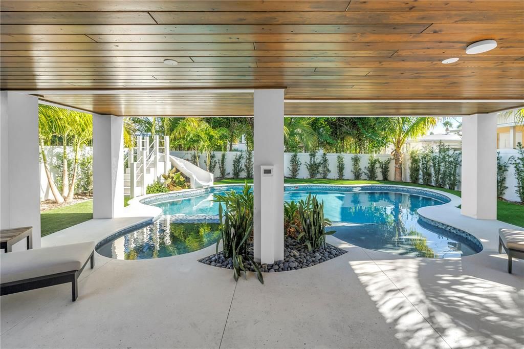 Active With Contract: $5,000,000 (6 beds, 6 baths, 3279 Square Feet)