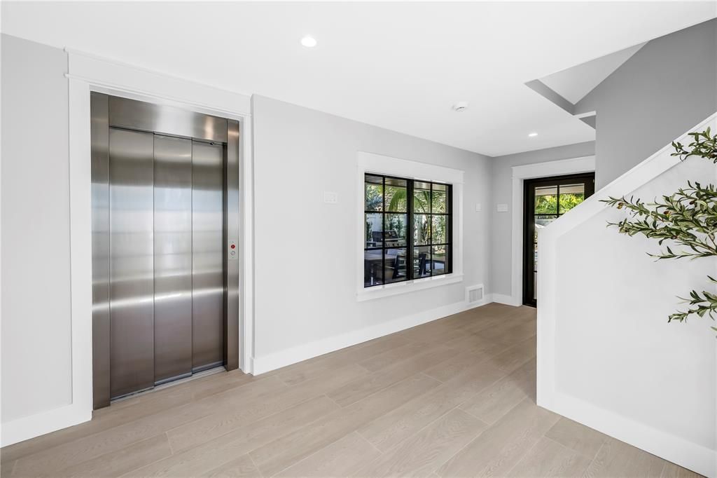 Active With Contract: $5,000,000 (6 beds, 6 baths, 3279 Square Feet)