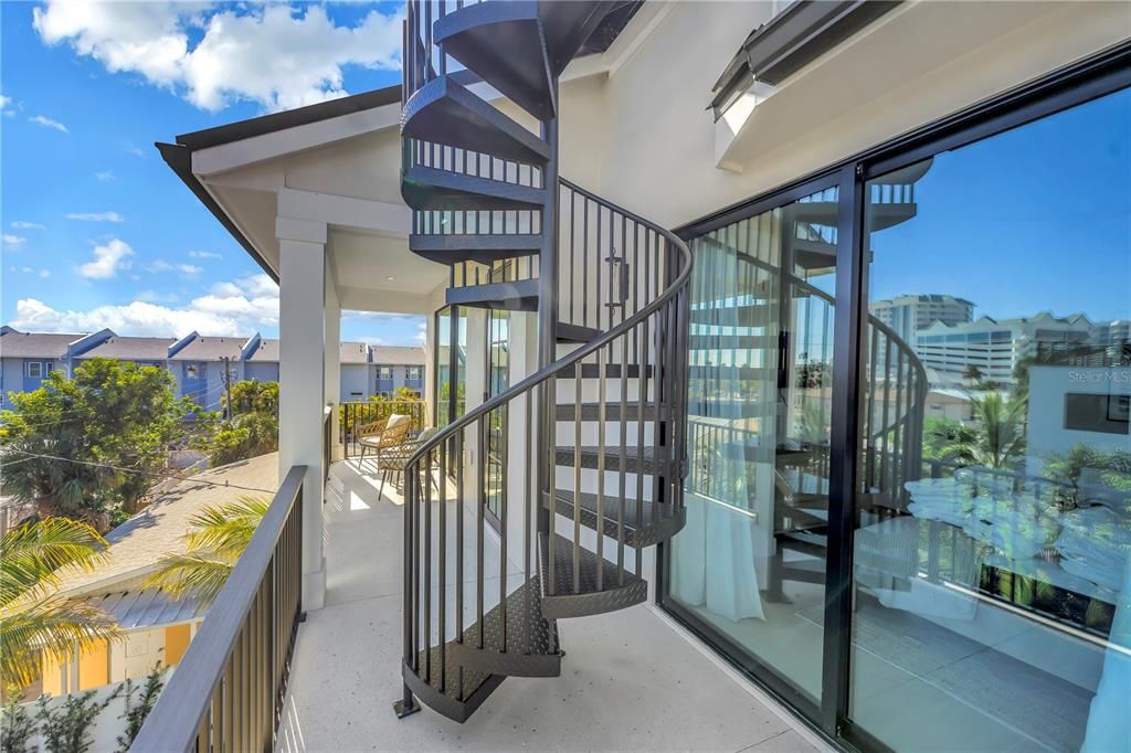 Active With Contract: $5,000,000 (6 beds, 6 baths, 3279 Square Feet)