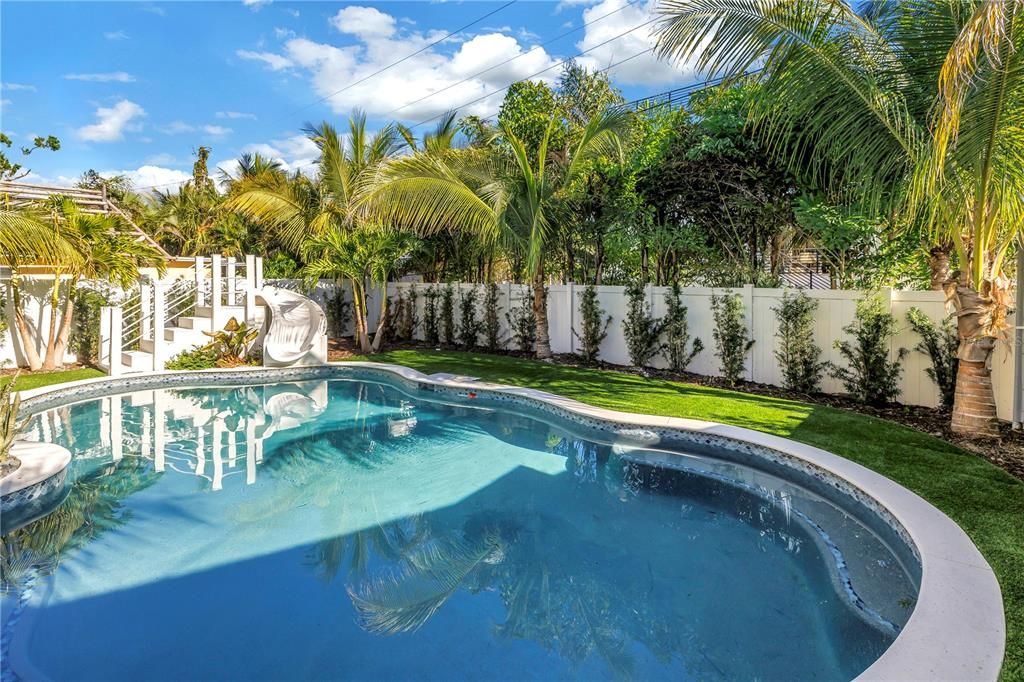 Active With Contract: $5,000,000 (6 beds, 6 baths, 3279 Square Feet)