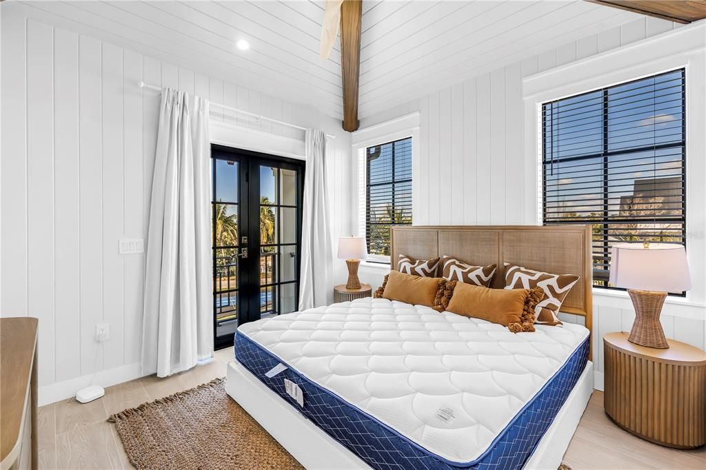 Active With Contract: $5,000,000 (6 beds, 6 baths, 3279 Square Feet)