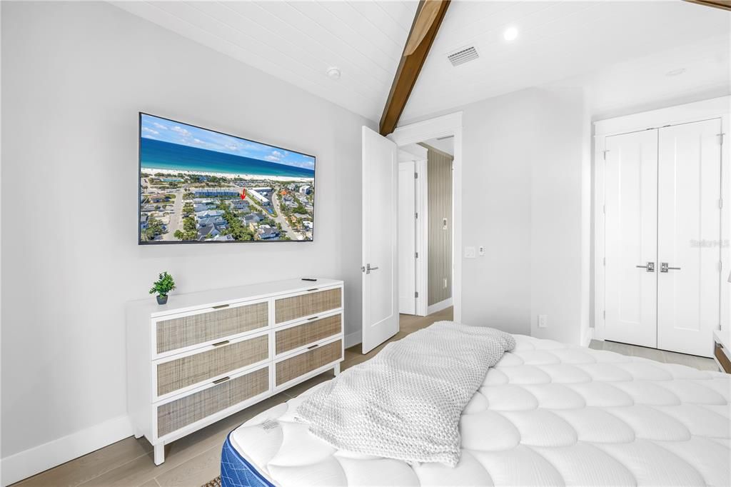 Active With Contract: $5,000,000 (6 beds, 6 baths, 3279 Square Feet)