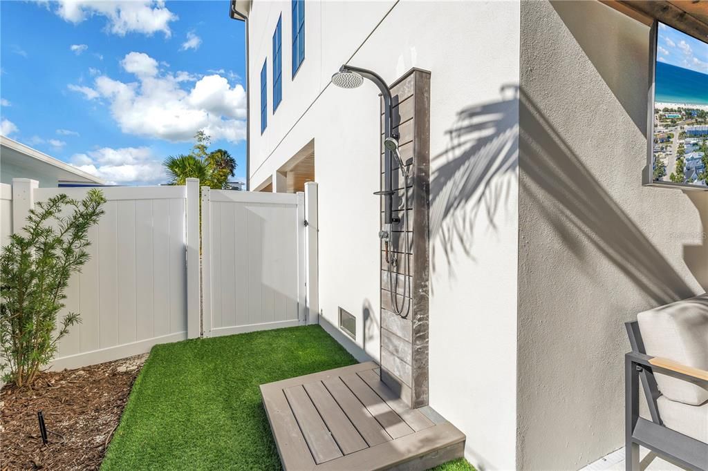 Active With Contract: $5,000,000 (6 beds, 6 baths, 3279 Square Feet)