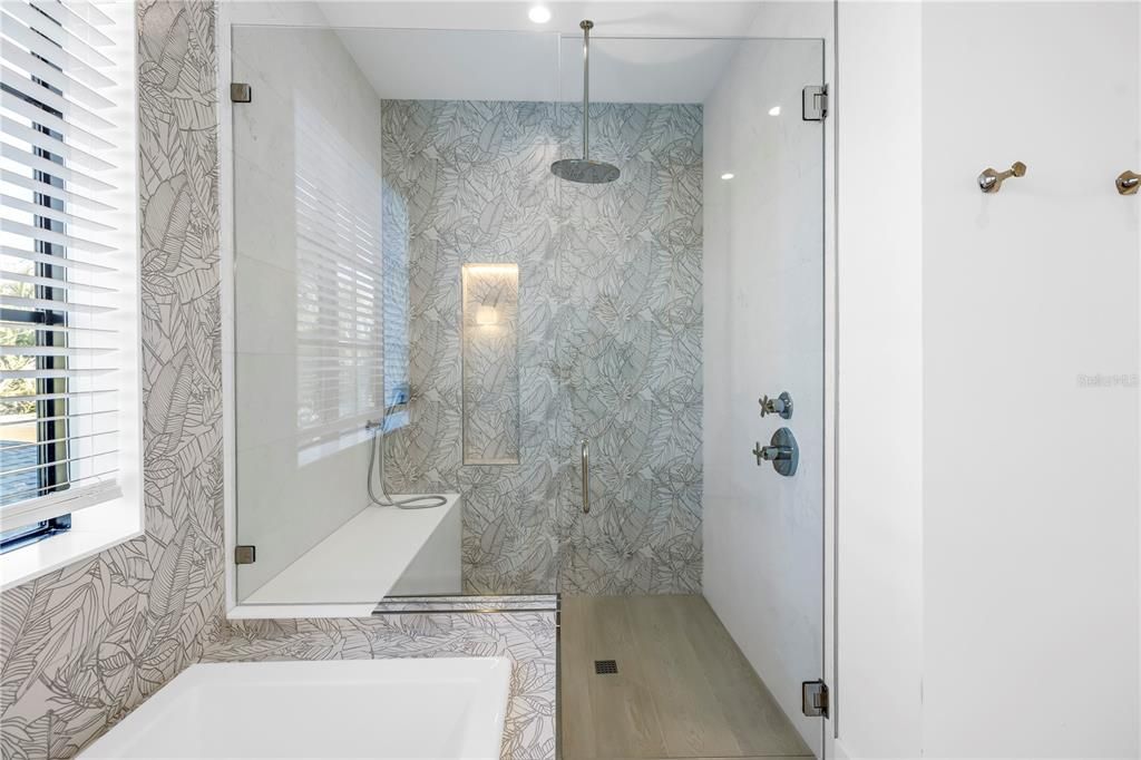 Active With Contract: $5,000,000 (6 beds, 6 baths, 3279 Square Feet)