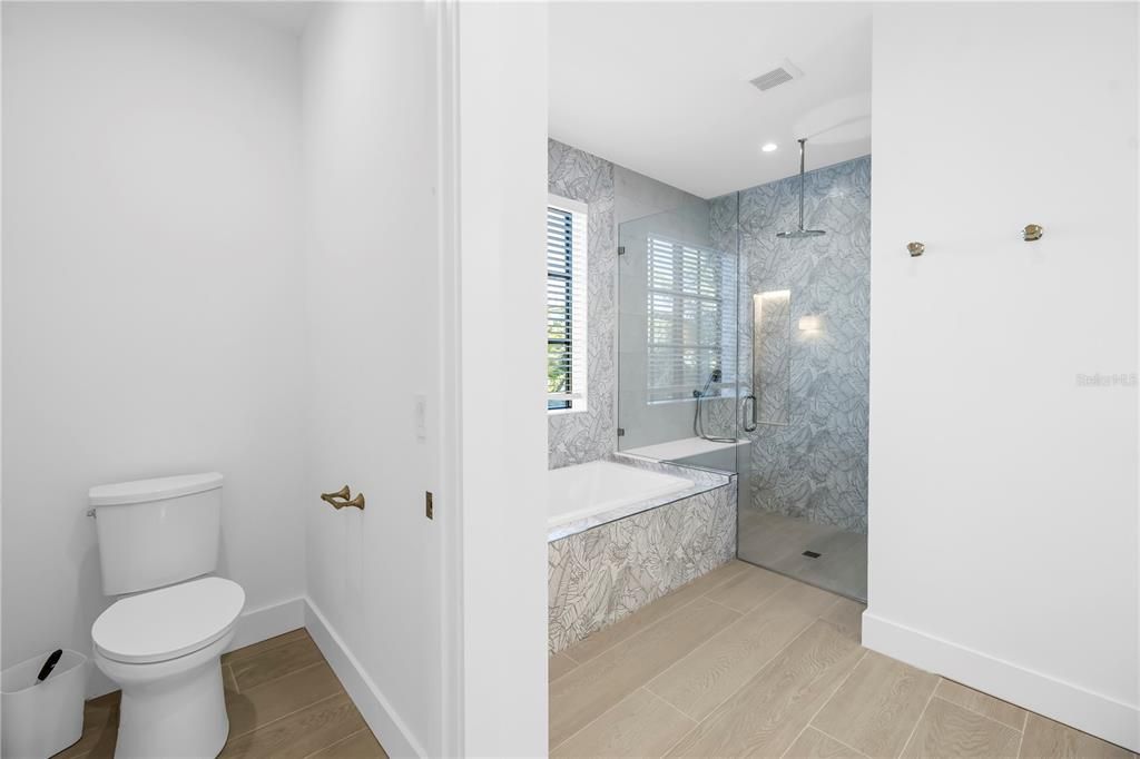 Active With Contract: $5,000,000 (6 beds, 6 baths, 3279 Square Feet)