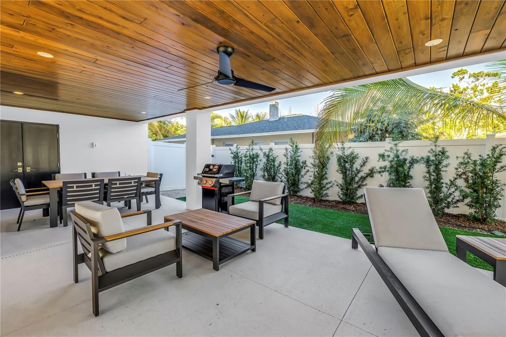 Active With Contract: $5,000,000 (6 beds, 6 baths, 3279 Square Feet)