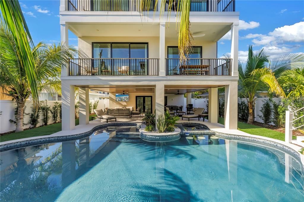 Active With Contract: $5,000,000 (6 beds, 6 baths, 3279 Square Feet)