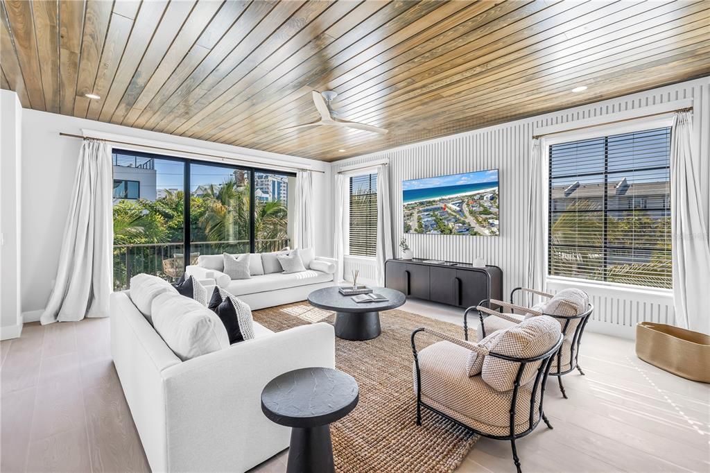 Active With Contract: $5,000,000 (6 beds, 6 baths, 3279 Square Feet)