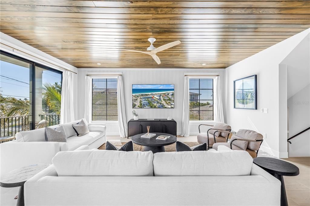 Active With Contract: $5,000,000 (6 beds, 6 baths, 3279 Square Feet)