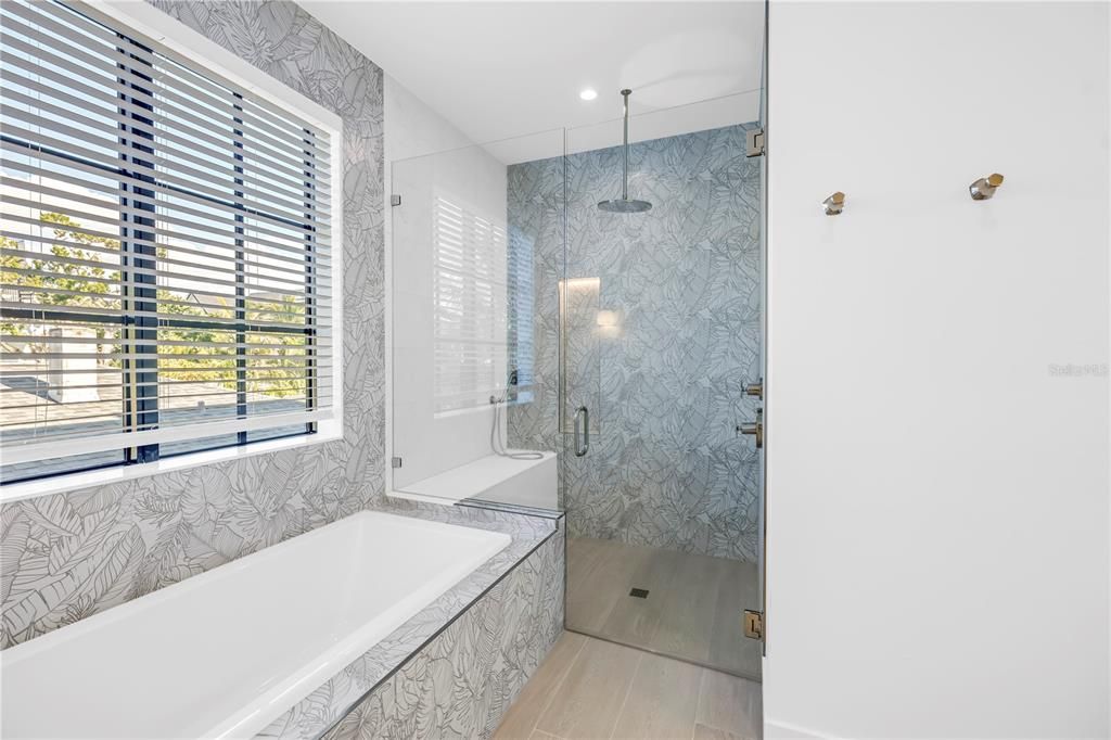 Active With Contract: $5,000,000 (6 beds, 6 baths, 3279 Square Feet)