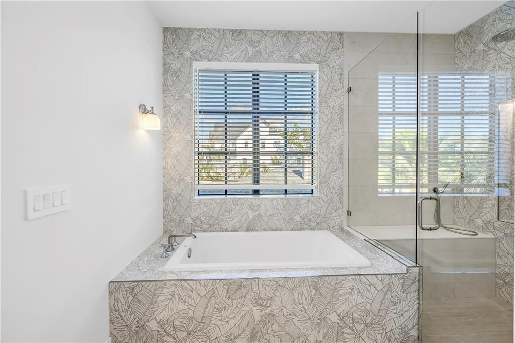 Active With Contract: $5,000,000 (6 beds, 6 baths, 3279 Square Feet)